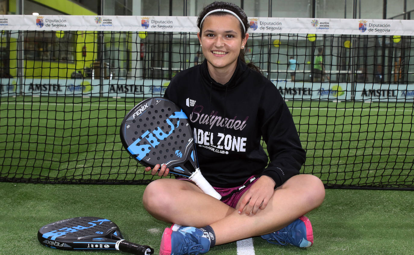 Jimena Velasco posa en una de las pistas en las que entrena y también imparte clase.