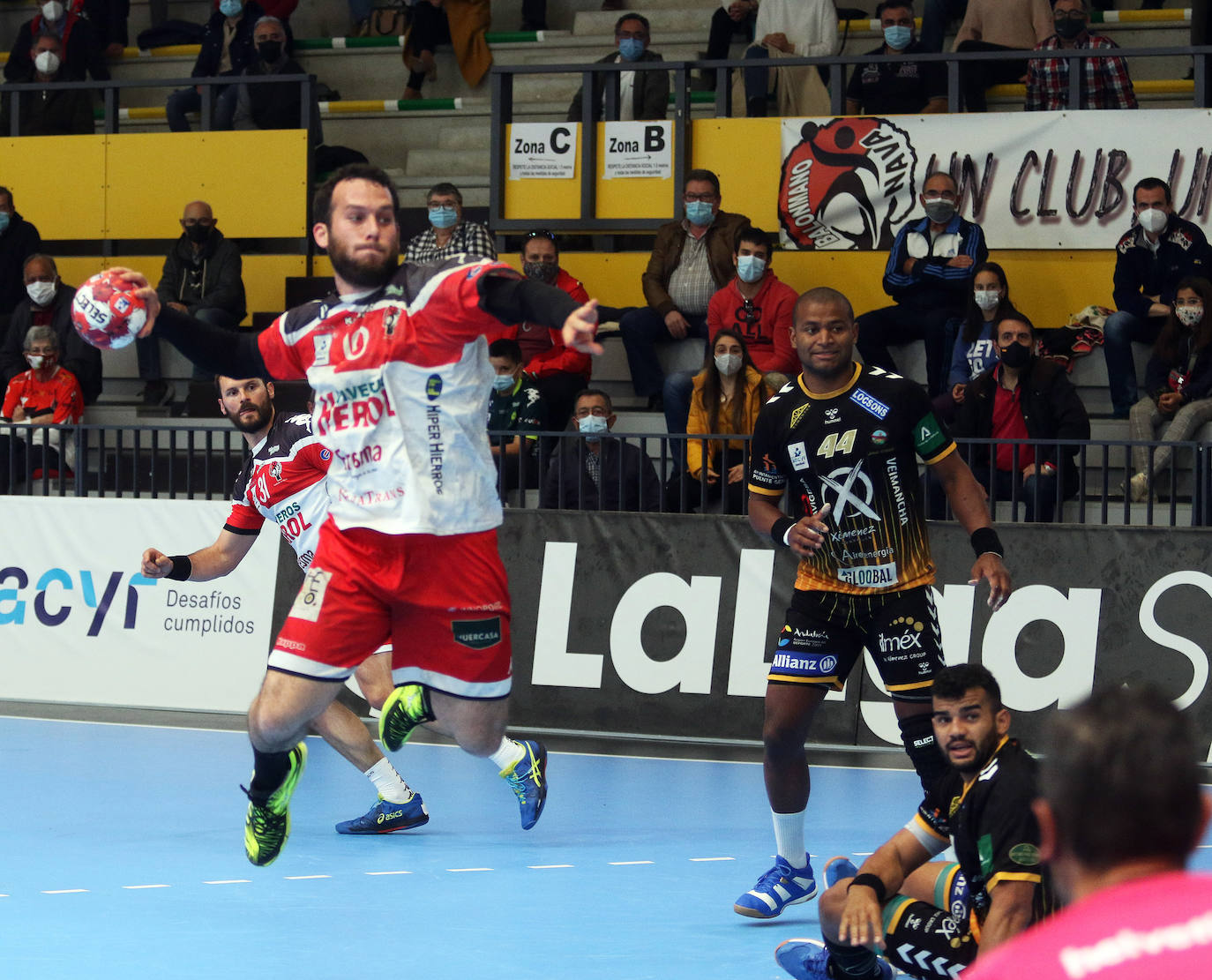 Partido de la Liga Asobal entre el Balonmano Nava y Puente Genil 