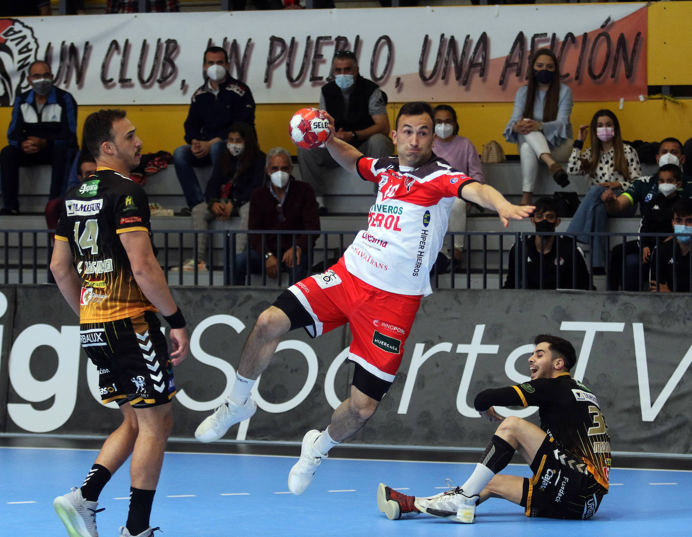 Partido de la Liga Asobal entre el Balonmano Nava y Puente Genil 