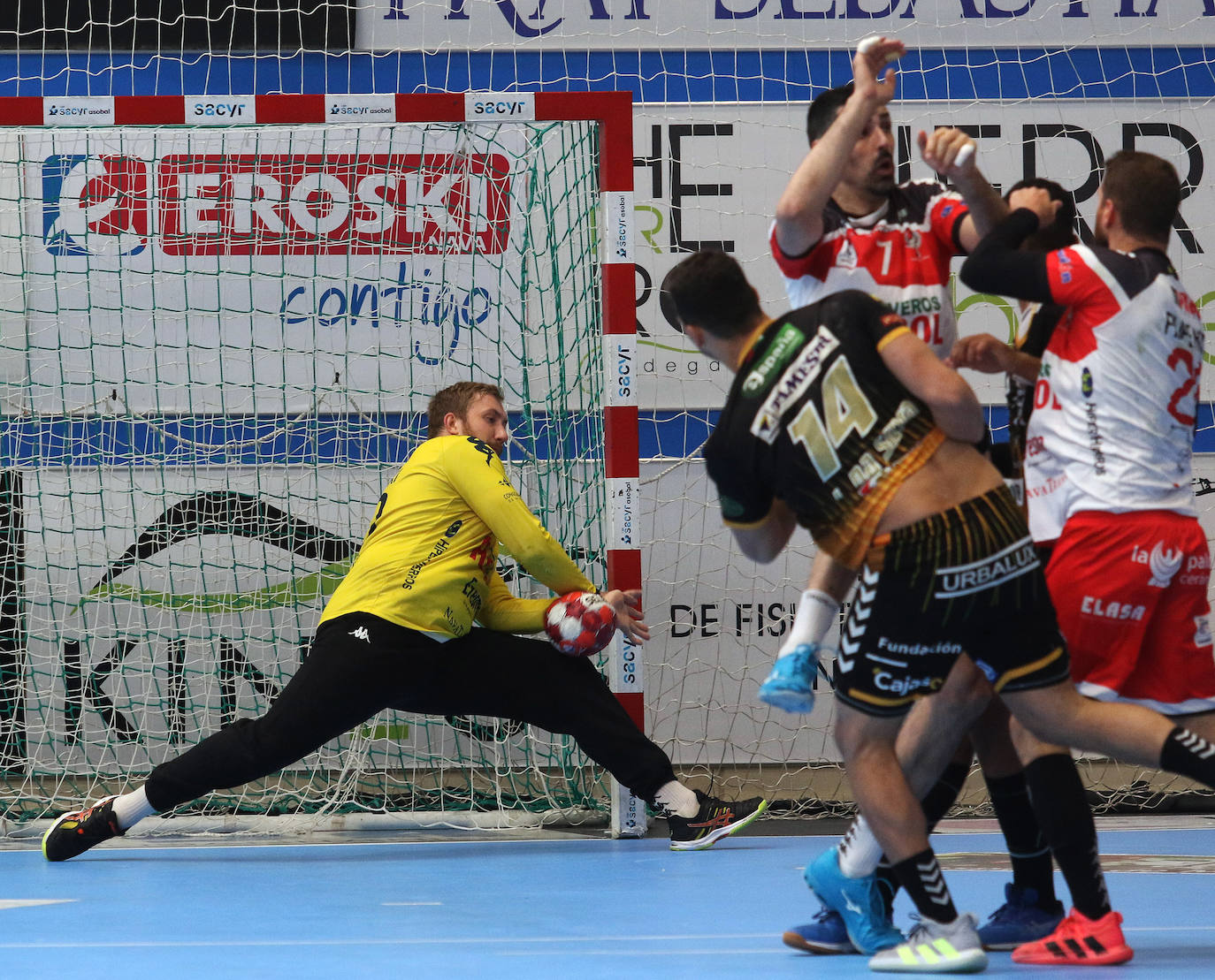 Partido de la Liga Asobal entre el Balonmano Nava y Puente Genil 