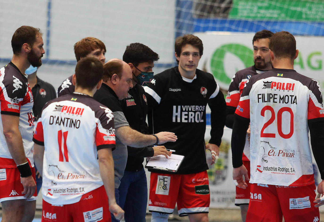 Partido de la Liga Asobal entre el Balonmano Nava y Puente Genil 