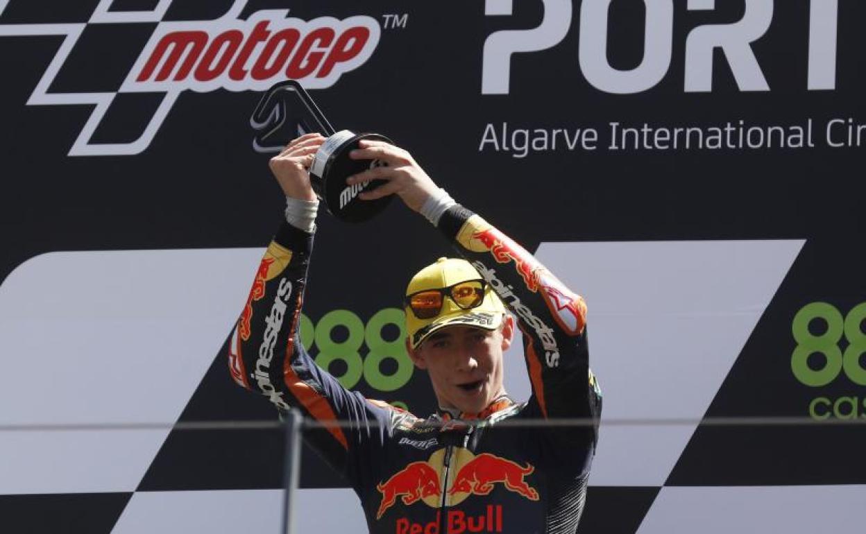 Acosta celebrando la victoria en Portimao