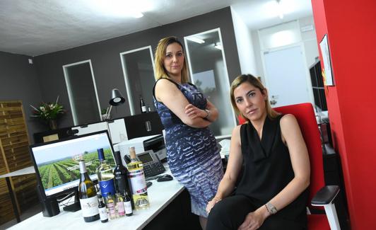 Laura Fuentes y Cristina Herreras, de la oficina Linked Wine. 