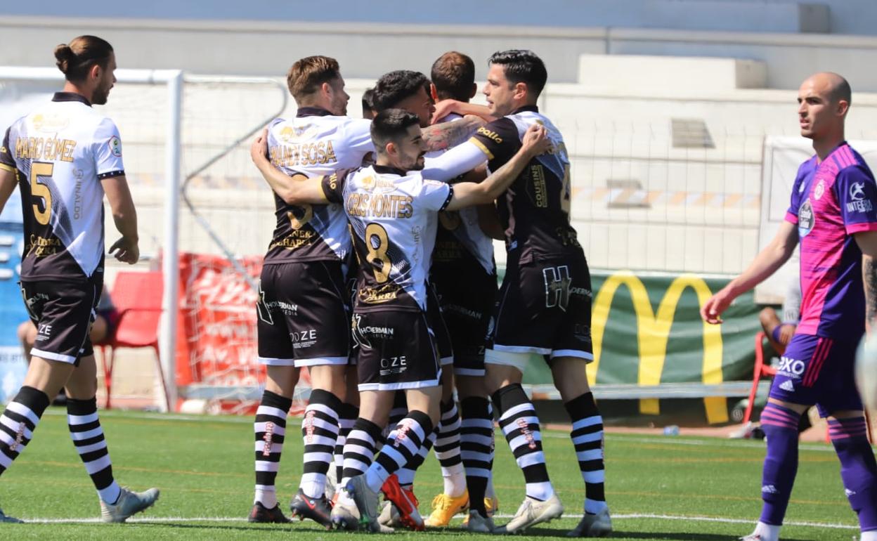 Los jugadores de Unionistas celebran uno de los goles ante el Valladolid Promesas. 