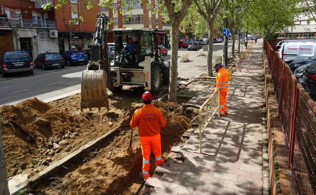 Los operarios levantan el firme de la calle Mirabel para habilitar el carril bici junto al Ribera de Castilla.