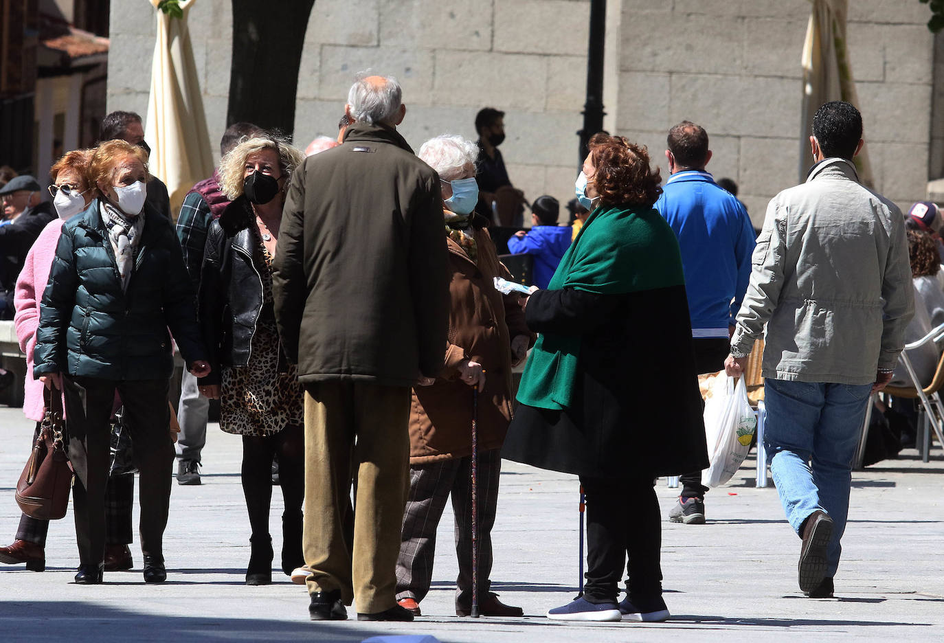 Ambiente y terraceo en el vermú del domingo en Segovia 