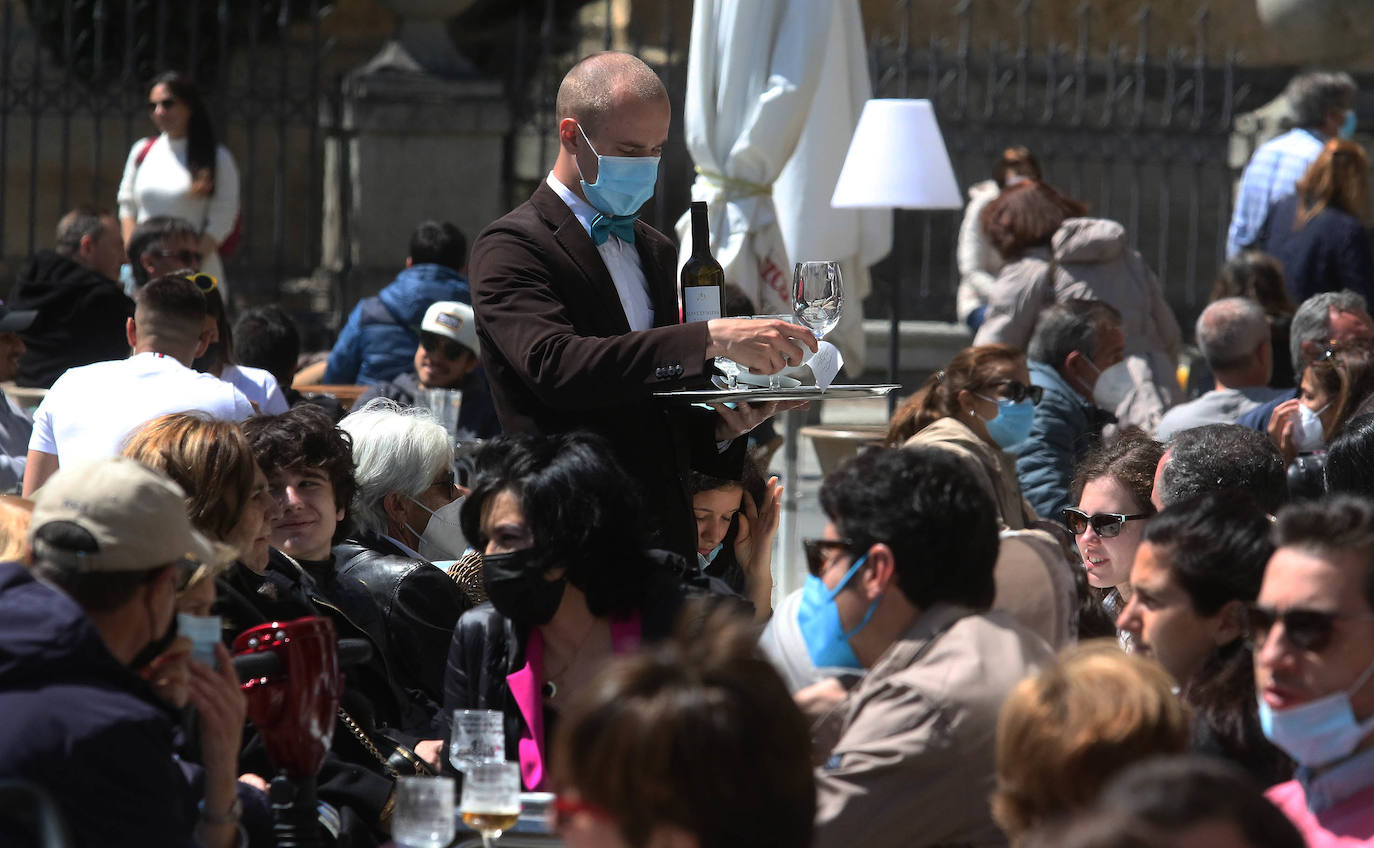 Ambiente y terraceo en el vermú del domingo en Segovia 