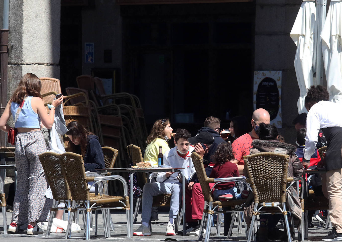 Ambiente y terraceo en el vermú del domingo en Segovia 
