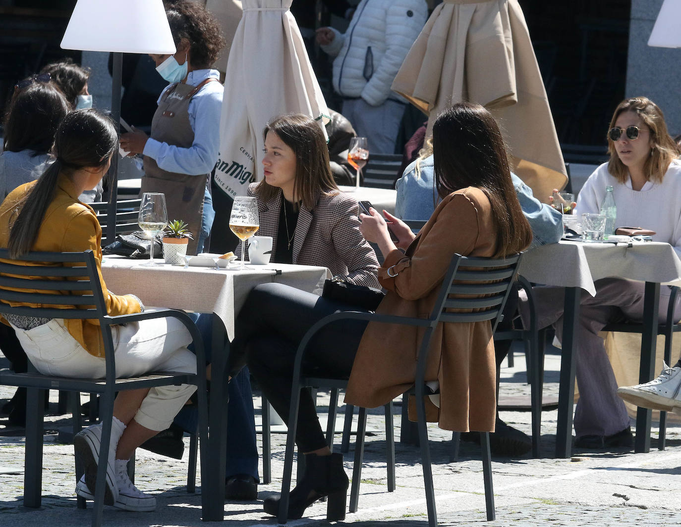 Ambiente y terraceo en el vermú del domingo en Segovia 