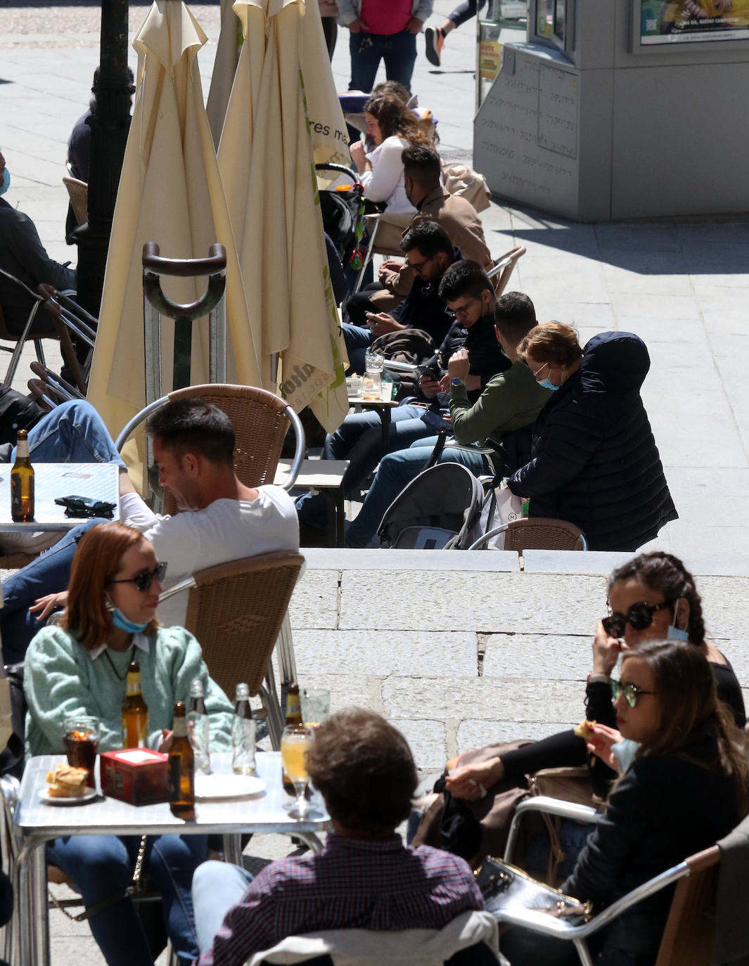 Ambiente y terraceo en el vermú del domingo en Segovia 