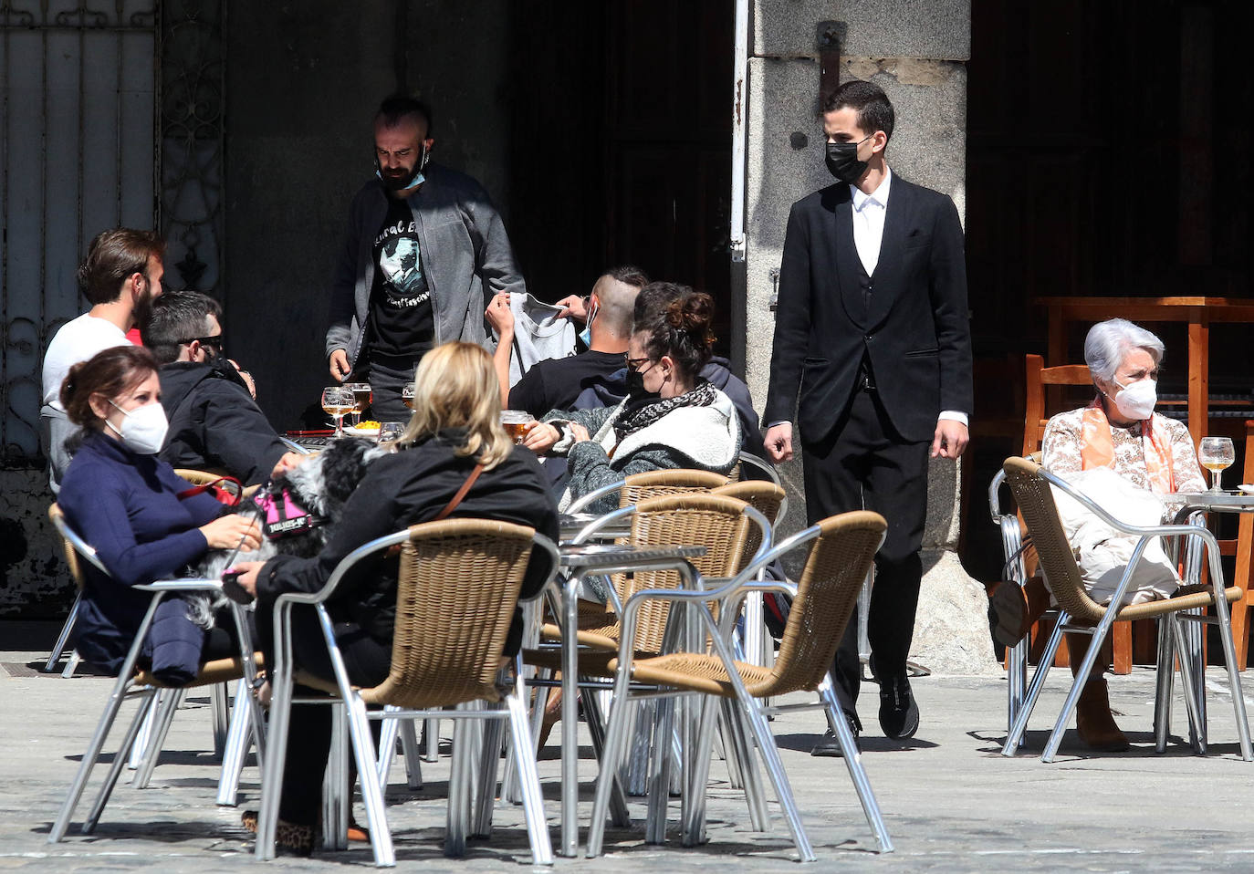 Ambiente y terraceo en el vermú del domingo en Segovia 