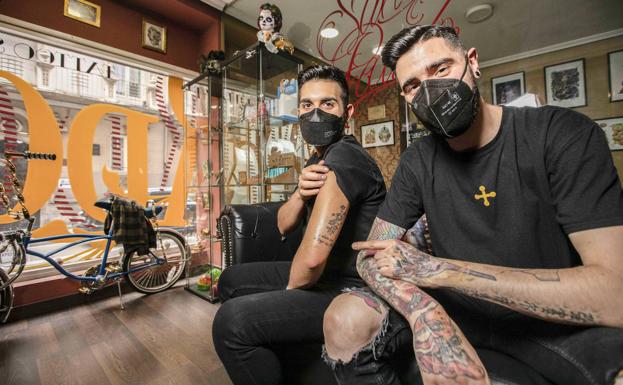 Brian Campo, junto a Sergio Castro, muestra el tatuaje en honor a su bisabuela Araceli fallecida por covid.