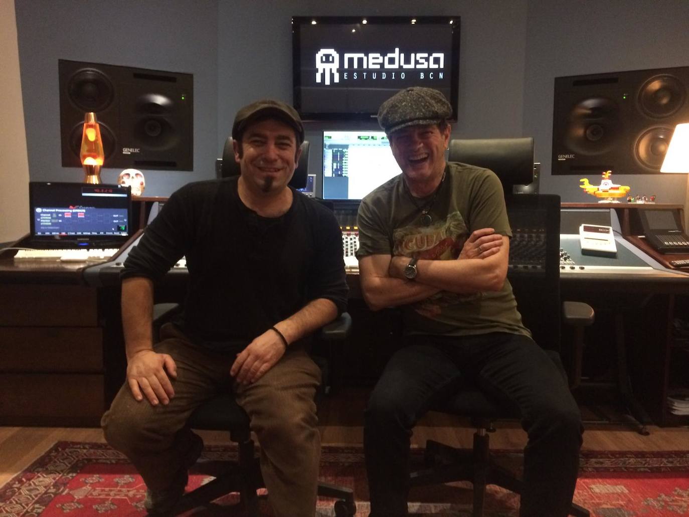 Héctor Castrillejo y Santiago Auserón, en el estudio de grabación. 