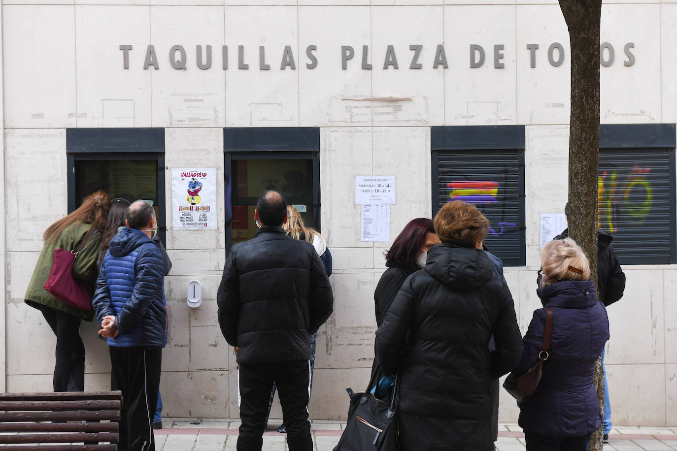 Colas para retirar una entrada para la feria taurina de San Pedro Regaldo en Valladolid.