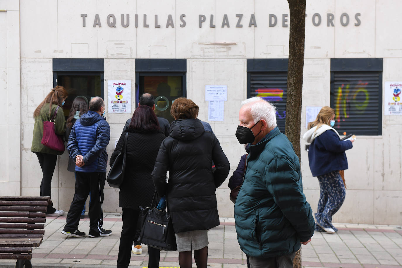 Colas para retirar una entrada para la feria taurina de San Pedro Regaldo en Valladolid.