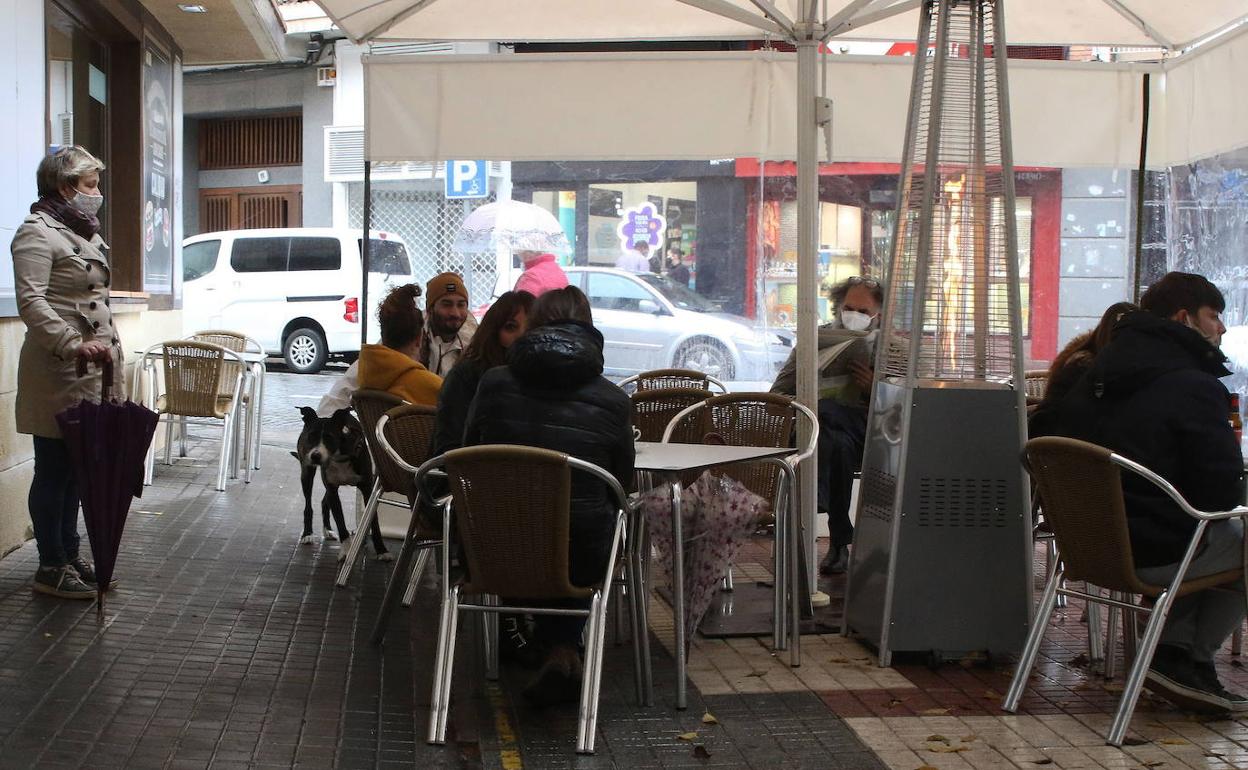 Clientes en una terraza de la capital segoviana. 