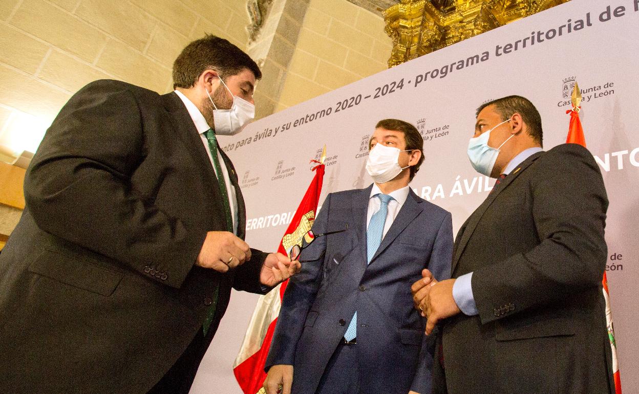 Jesús Manuel Sánchez Cabrera (izq.) y Mañueco conversan en un acto en presencia del presidente de la Diputación y del PP de Ávila.