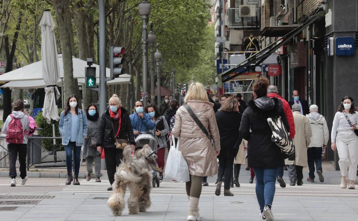 Vecinos de Valladolid, por el paseo de Zorrilla. 