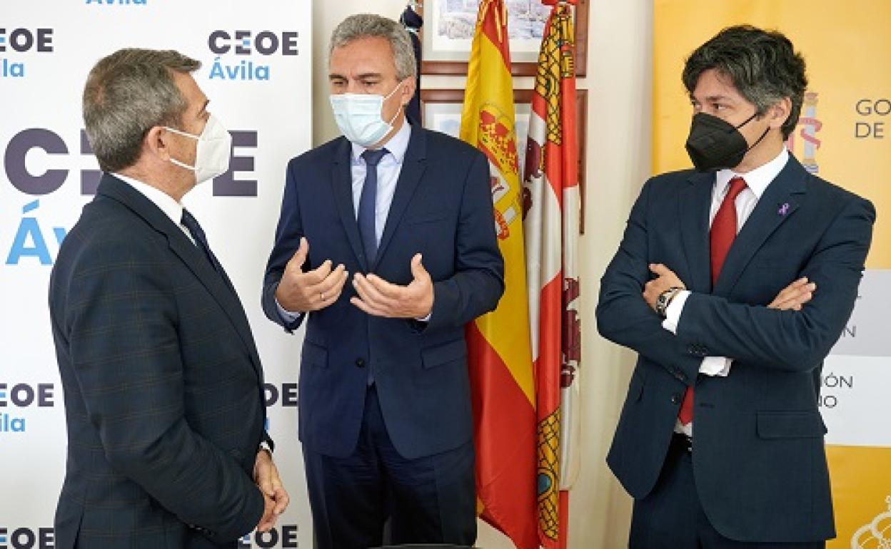 El delegado de Gobierno en Castilla y León, Javier Izquierdo (c), conversa con el presidente de CEOE Ávila, Juan Saborido (i), en presencia del subdelegado de Gobierno, Arturo Barral (i), durante la reunión para presentar el Plan de Recuperación, Transformación y Resiliencia, hoy en Ávila 