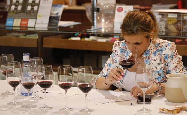 Imagen principal - Varios momentos de las catas celebradas en el Museo Provincial del Vino de peñafiel. 