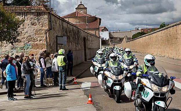 Imagen principal - Homenaje a los dos agentes fallecidos 