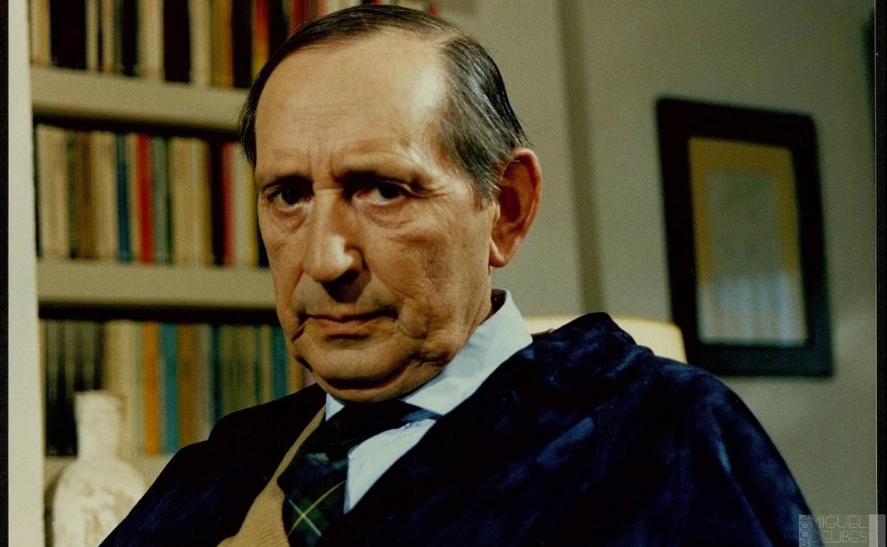 Miguel Delibes, en su casa, preparado para un reportaje para TVE.