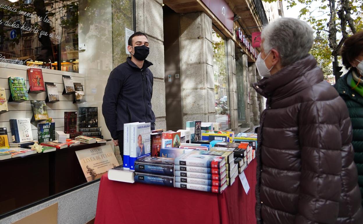 Venta de libros en la calle el Día de las Librerías 