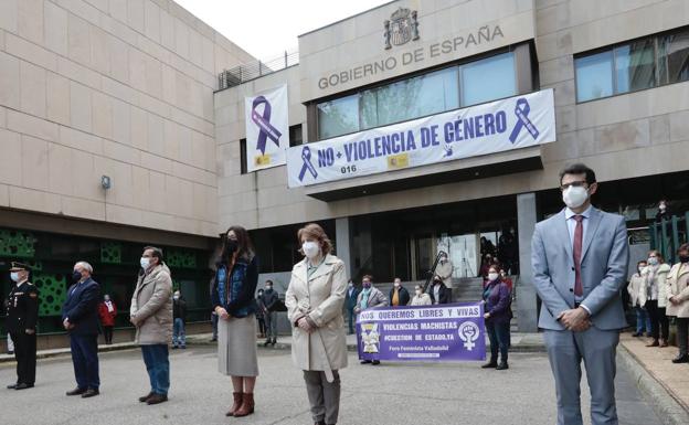 Protesta silenciosa ante la Delegación del Gobierno tras el asesinato machista de León