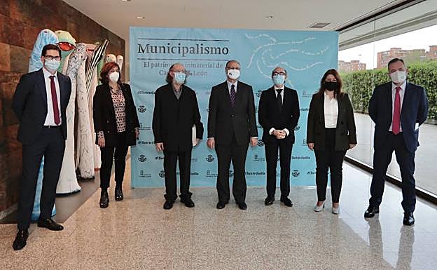 Autoridades, ponentes y directivos de El Norte de Castilla antes del acto de presentación en las Cortes de la nueva publicación sobre el patrimonio inmaterial de la comunidad.