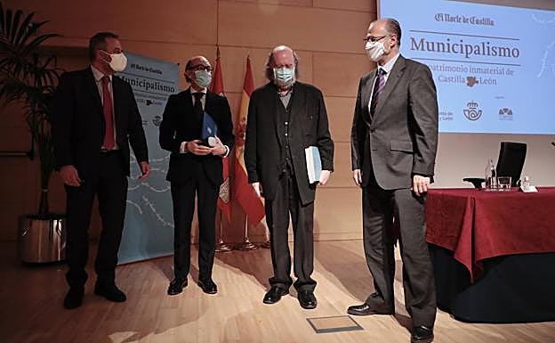 Intervinieron en la presentación de 'Municipalismo. El patrimonio inmaterial de Castilla y León' el director de El Norte de Castilla, Ángel Ortiz; el consejero de Cultura y Turismo, Javier Ortega; el etnógrafo Joaquín Díaz, y el presidente de las Cortes, Luis Fuentes.