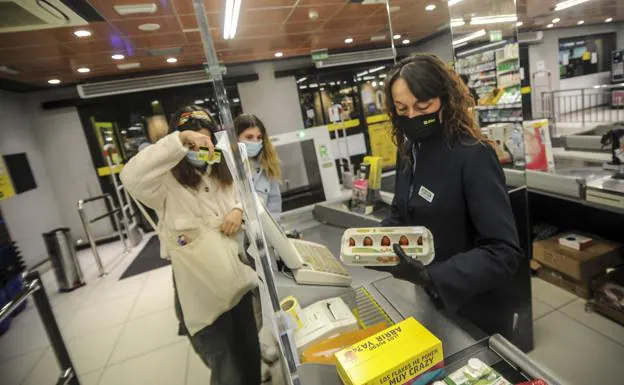 Sanidad descarta adelantar la vacunación de cajeras y empleadas del hogar