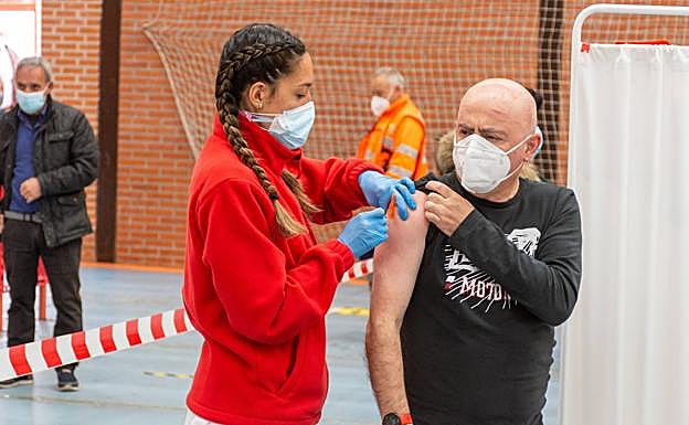 Vacunación de vecinos de 62 años en Campos Góticos. 