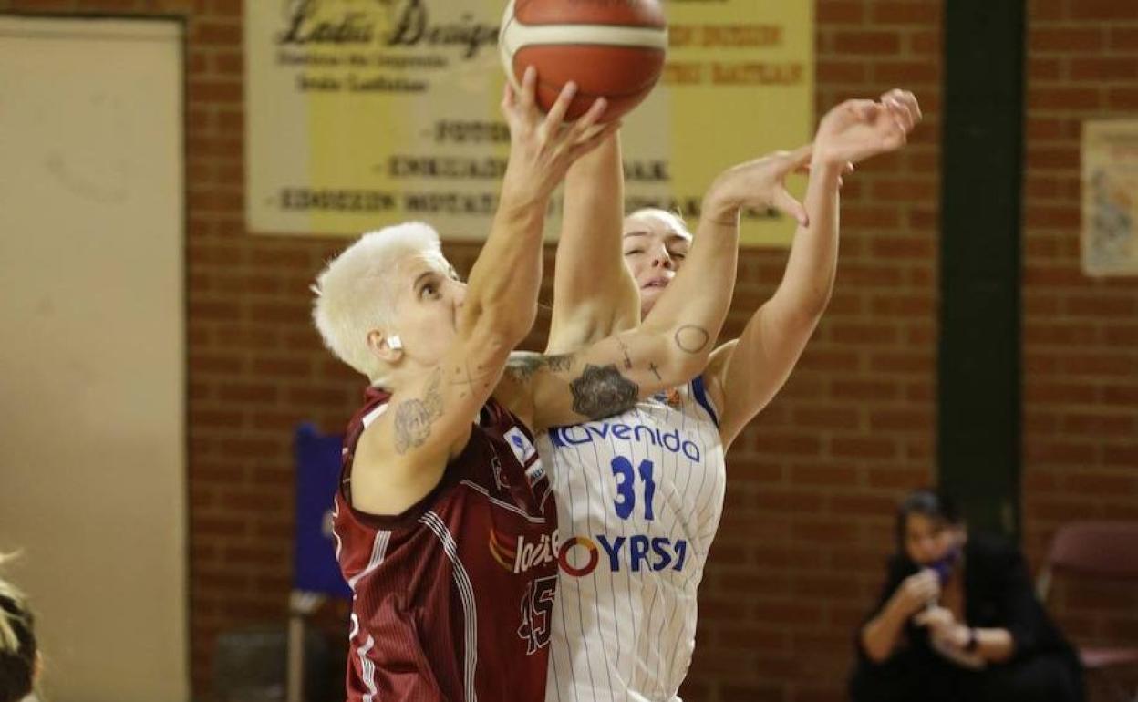 Alarie trata de taponar a Colhado en el último partido de Liga. 