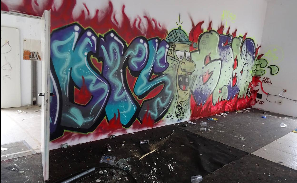 Pintadas en el edificio principal del comedor del nido de Pingüinos.