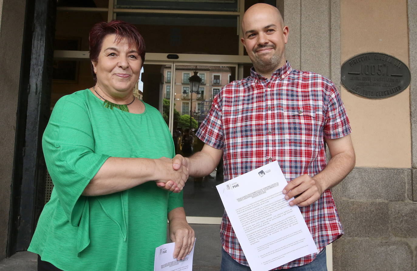 Clara Luquero y Ángel Galindo, tras alcanzar un acuerdo de gobierno en el Ayuntamiento en 2019.