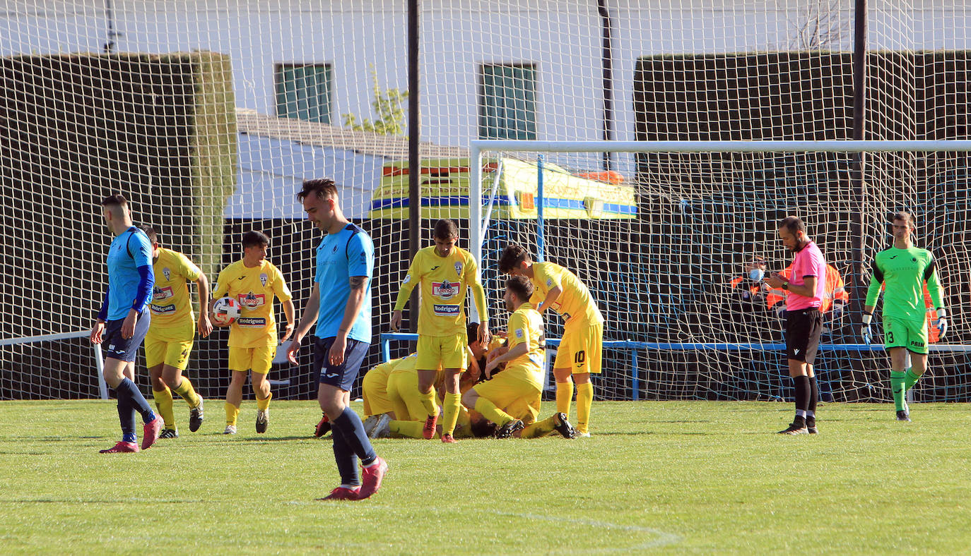 Jugadas del encuentro disputado entre La Granja y La Bañeza.