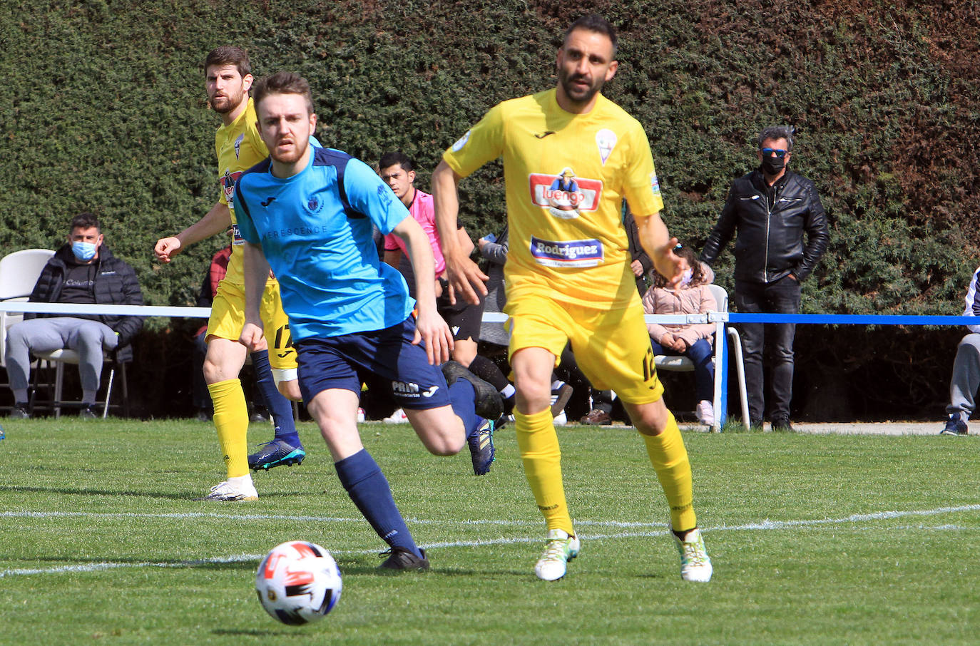 Jugadas del encuentro disputado entre La Granja y La Bañeza.