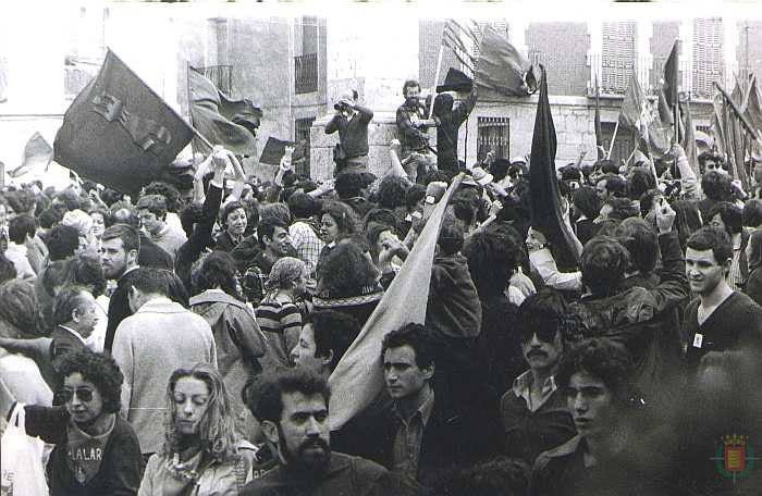 1978. Un grupo de personas con banderas celebran la fiesta comunera.