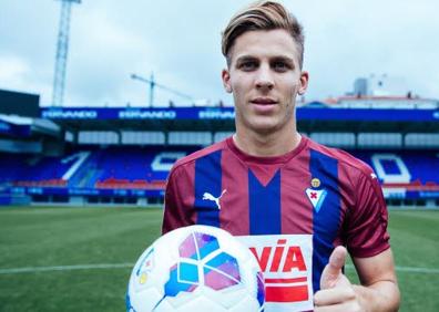 Imagen secundaria 1 - Alejo, con las camiseta de Alcorcón, Eibar y Getafe. 