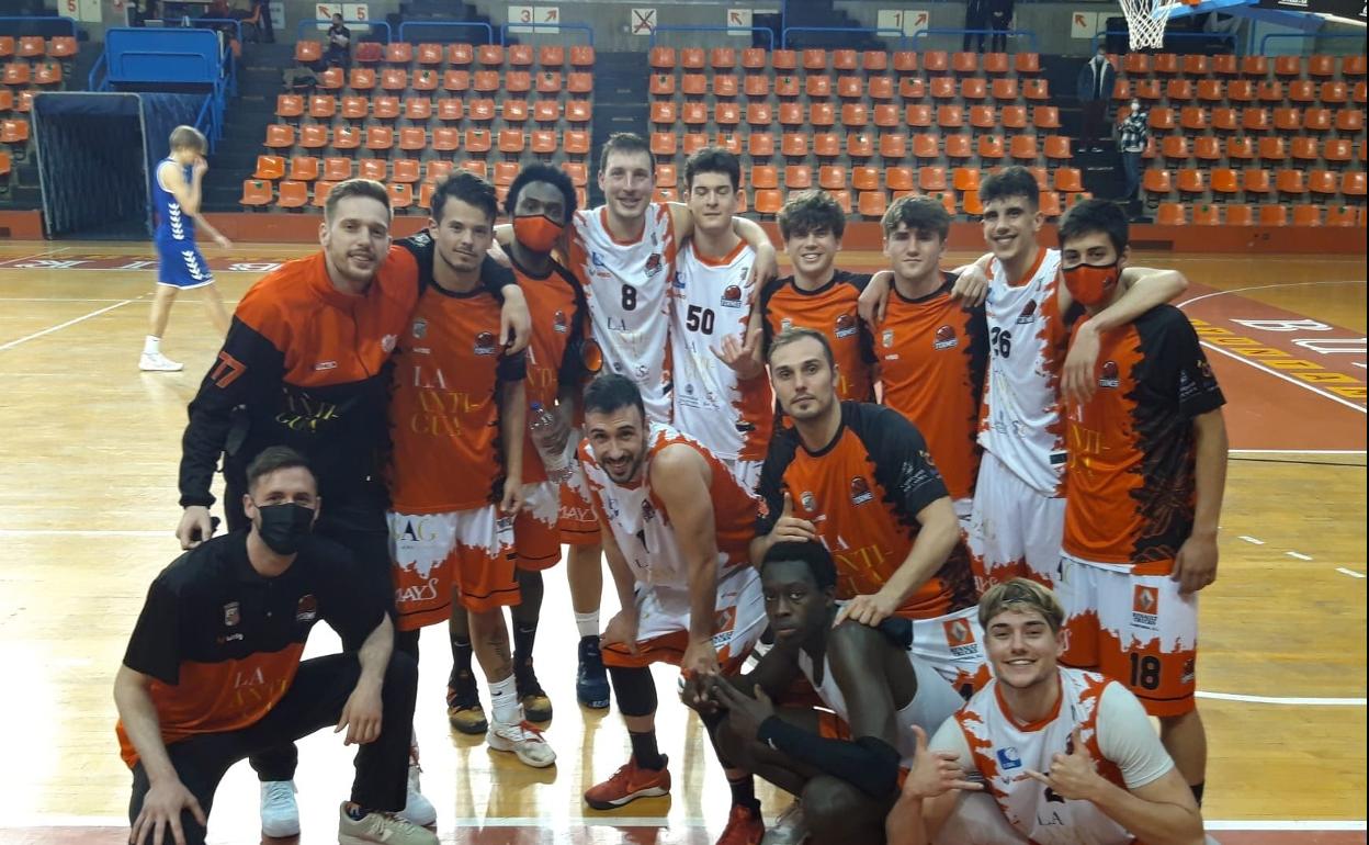 Los jugadores de Usal La Antigua, tras finalizar el partido en Burgos.