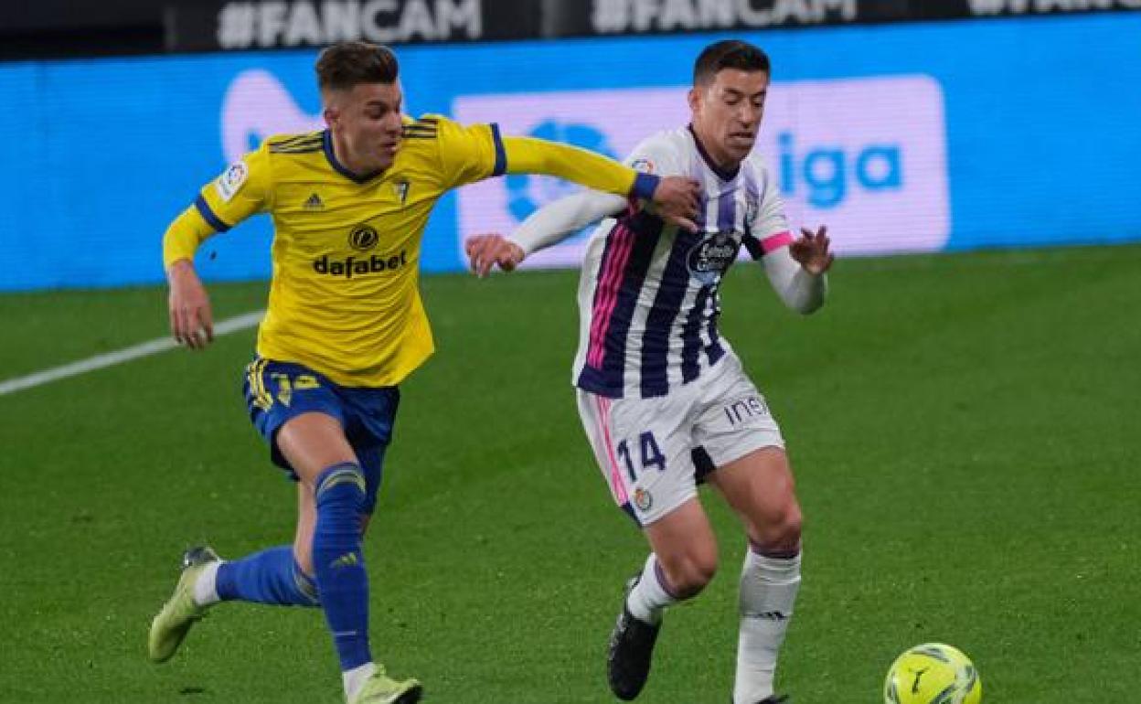 Iván Alejo persigue a Alcaraz en el partido de ida disputado en Cádiz. 