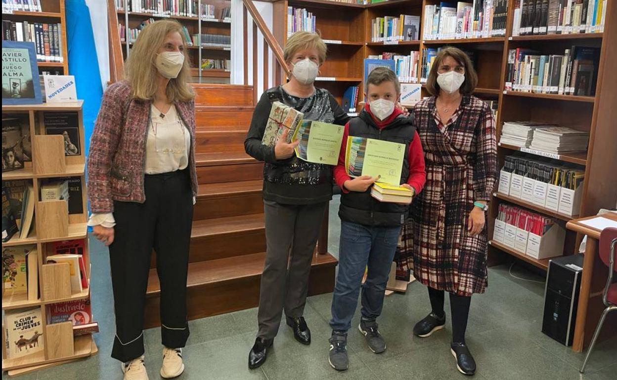 Abraham Bermejo y Soledad Bermejo recogiendo sus regalos, en presencia de la alcaldesa, Concepción Miguélez (izda.).