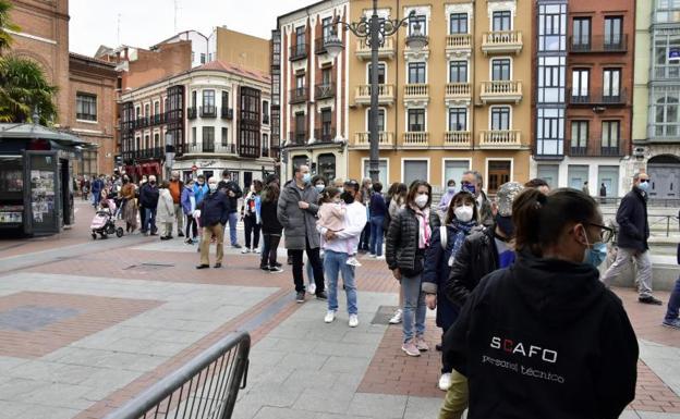 Cientos de vallisoletanos esperan pacientemente para llegar a los puesto de libros. 