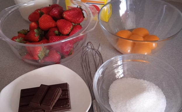 Imagen principal - Recetario Degusta: Originales natillas de fresas con chocolate