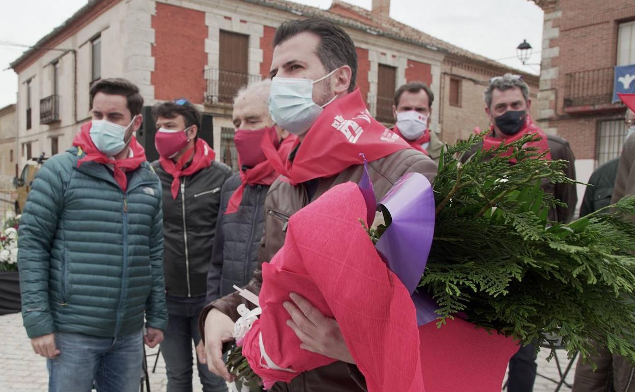 El secretario regional del PSOE, Luis Tudanca, realiza la ofrenda floral en el monolito de Villalar de los Comuneros.