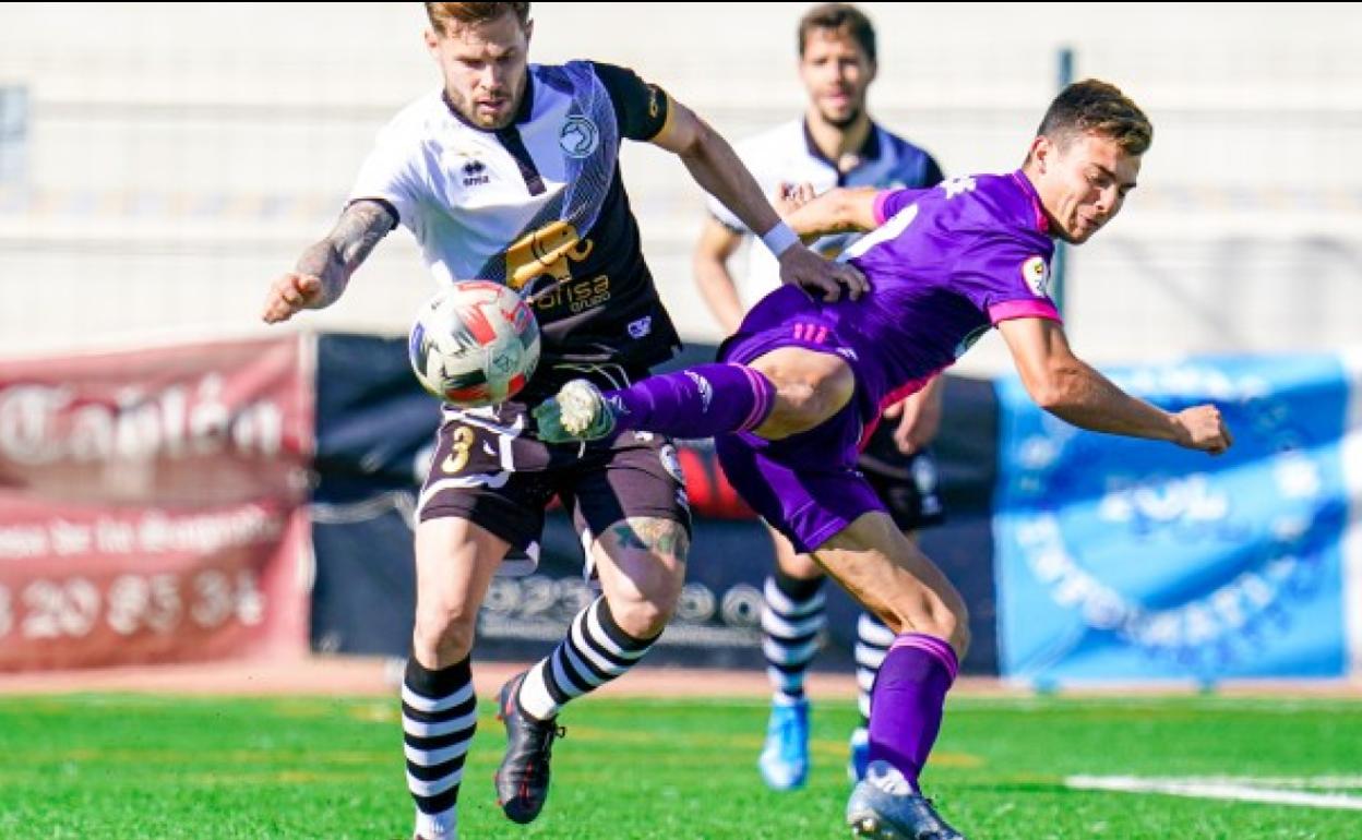 Uche pelea por un balón con un jugador de Unionistas en el último partido. 
