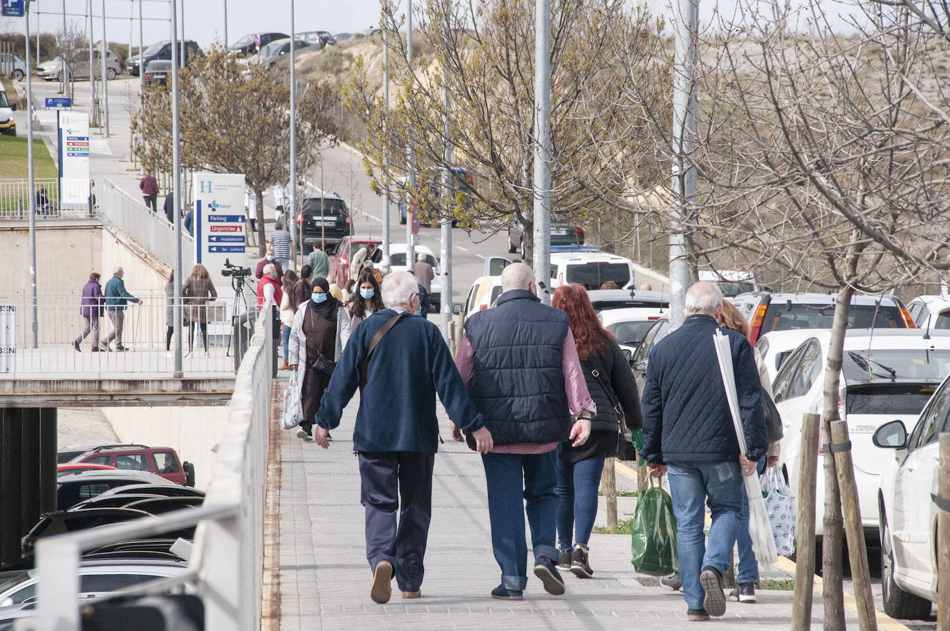 Varios grupos de personas caminan por los accesos al hospital.