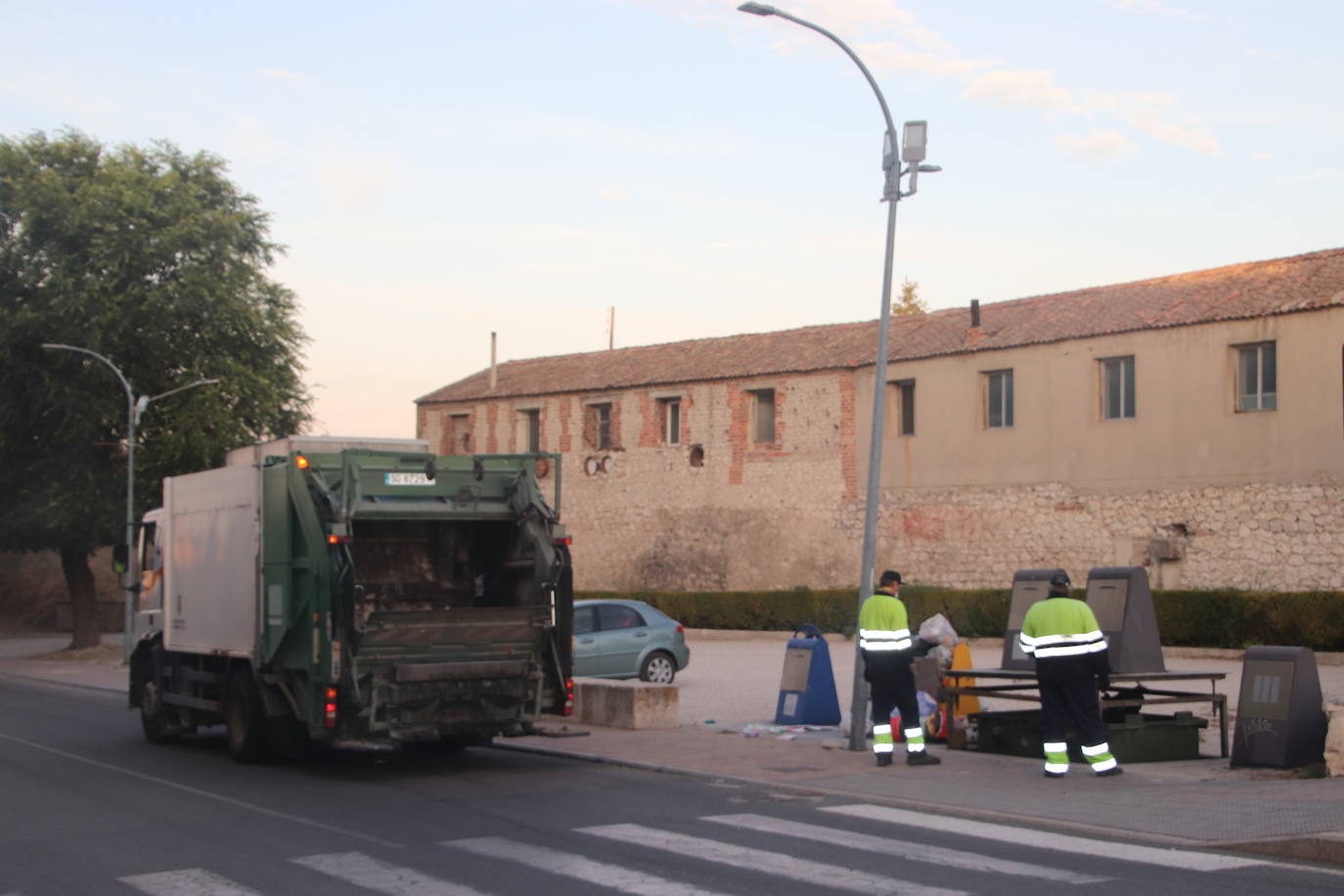 Uno de los dos camiones que actualmente presta el servicio de recogida de residuos en Cuéllar. 
