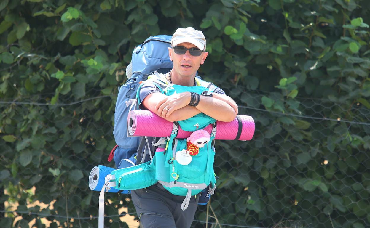 Un peregrino por el Camino de Santiago, a su paso por El Bierzo.