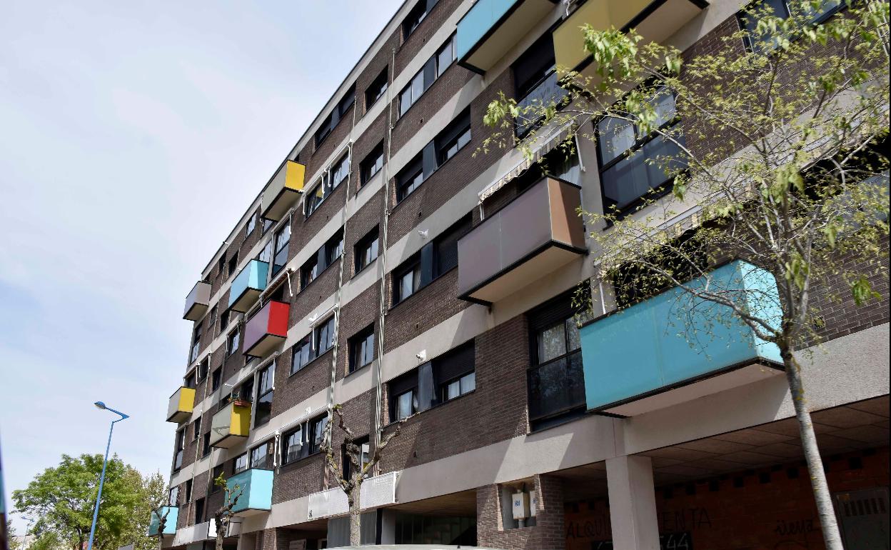 Uno de los edificios más emblemáticos de este distrito, caracterizado por el colorido de sus balcones